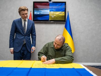 Міністр оборони України подякував Нідерландам і подарував Державний Прапор з підписом  