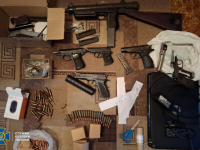 Гранати, автомати, 50 тис. набоїв: викрито чорних зброярів, які продавали трофейні арсенали криміналітету  