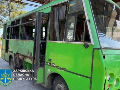 На Харківщині росіяни вдарили по автобусу з будівельниками: багато поранених  