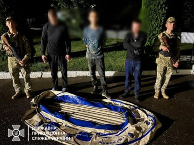 Троє у човні, але без собаки: на Тисі затримали веслувальників, що прямували до Угорщини  