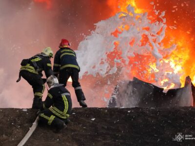 На Вінниччині рятувальники показали ліквідацію масштабної пожежі внаслідок атаки рф  