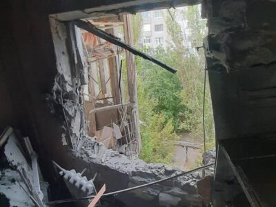 У Херсоні ворожий снаряд «прилетів» прямо в квартиру: наслідки  