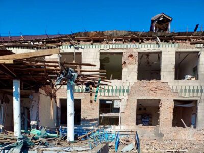 Ворог вдарив авіабомбою по селищу поблизу Сум, пошкоджені школа та житлові будинки  