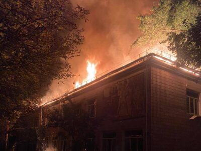 На Харківщині палає Будинок дитячої та юнацької творчості, в який окупанти влучили ракетою  
