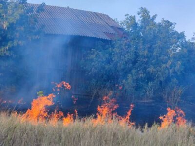 Горіла літня кухня, поранено двох чоловіків: наслідки обстрілів Харківщини  