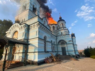 росія почала повторний обстріл, коли рятувальники приїхали гасити храм у Покровську  