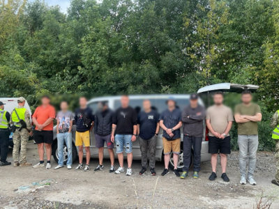 На Одещині в мікроавтобусі знайшли 10 чоловіків, які хотіли незаконно виїхати за кордон  