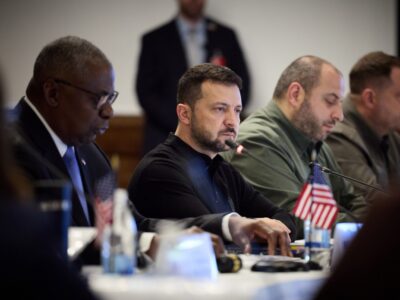 Президент прибув на «Рамштайн»: Уся зброя з пакетів підтримки повинна потрапити в бойові бригади  