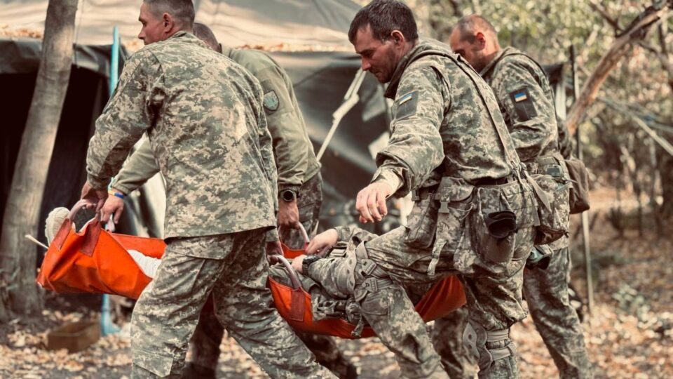 «Народжується нова медицина нової війни» — в Міністерстві оборони України розповіли як військові лікарі змінюють стандарти  