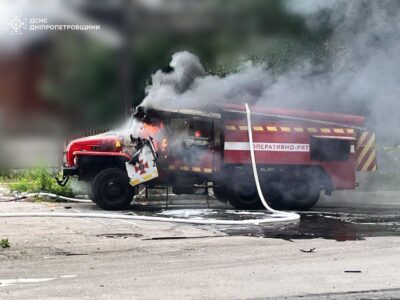 Атака на Дніпропетровщину: під час гасіння пожежі ворог повторно обстріляв рятувальників  