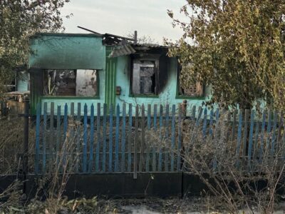 Руйнують Донеччину артилерією: більш ніж пів сотні будинків пошкоджено обстрілами  