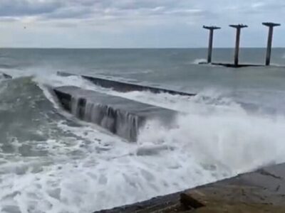 Сізіфова праця: оборонні споруди окупантів у Криму не витримують ані штормів, ані хабарів  