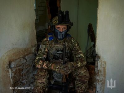 Ми в різних під’їздах, росіяни стіни ламають до нас, а зверху місцеві досі живуть! — розвідник Максим про бої в Торецьку  