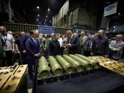 Президент відвідав завод боєприпасів у США, де виробляють снаряди для України  
