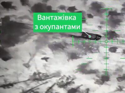 «Снайперський» скид: дронарі влучили в російську вантажівку під час руху  