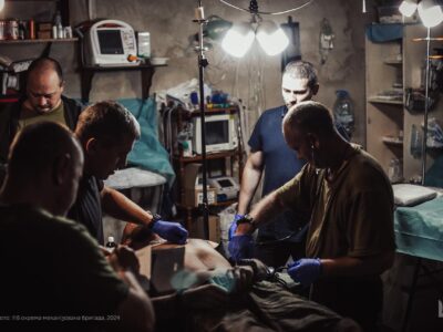 Президент відзначив героїзм бойових медиків на передовій  