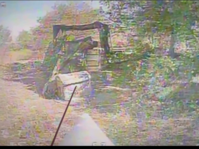 Росіяни замаскували свою гармату парканом і собачою будою. Не допомогло  