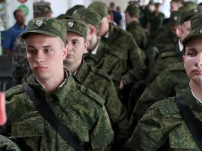 Строковиками заміняють штурмовиків: росіяни знайшли спосіб поповнювати втрати на передовій  