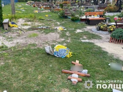 Вандалізм на кладовищі: на Тернопільщині чоловік осквернив могили Героїв війни  