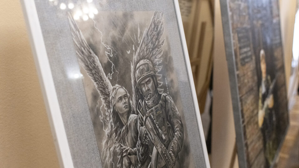 Ніщо не марно, якщо ми пам’ятаємо Героїв: у Києві відкрито художню виставку до Дня захисників і захисниць України  