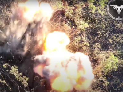 Влучання «в яблучко»: окупанти замаскували бліндаж, але всередину залетів дрон  