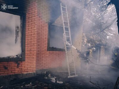 На Київщині уламки російського дрона впали на будинок, виникла пожежа  