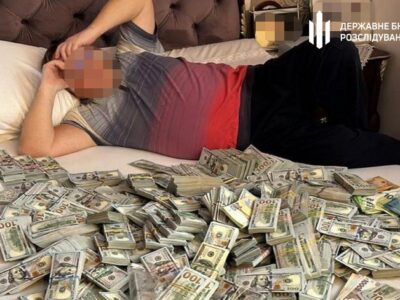 Ложе з доларів та пів мільйона у вікно: на Хмельниччині затримали посадовицю, яка заробила на ухилянтах $6 млн  