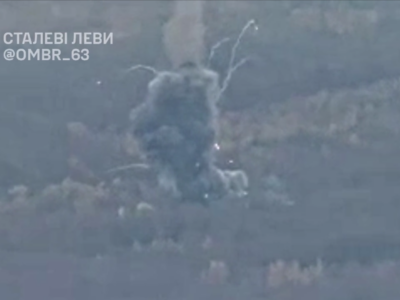 Спочатку стріляв, потім детонував — наші дронарі провчили нахабний ворожий танк  