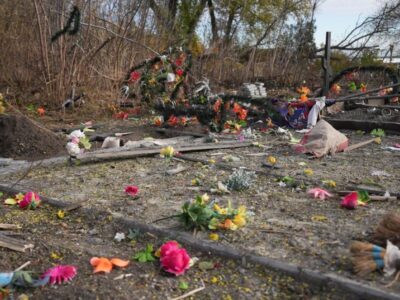 росіяни атакували кладовище на Сумщині: є загибла і поранений  