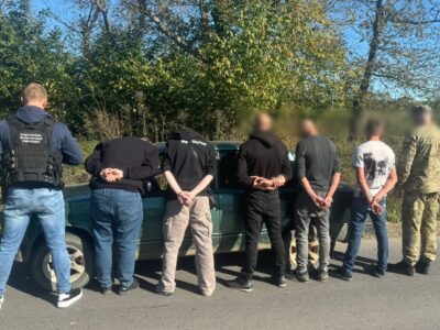 Прикордонники зупинили групу нелегалів-утікачів на шляху до румунського кордону  