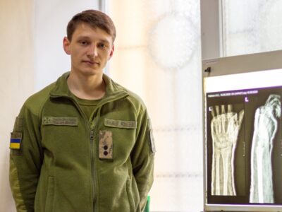 Став героєм без зброї: лікар віддав свою кров, щоб врятувати пораненого воїна  