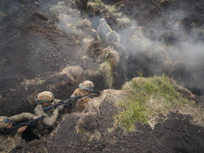 Атаки в стилі «Шаленого Макса»: окупанти практикують зомбі-штурми на дивній техніці  
