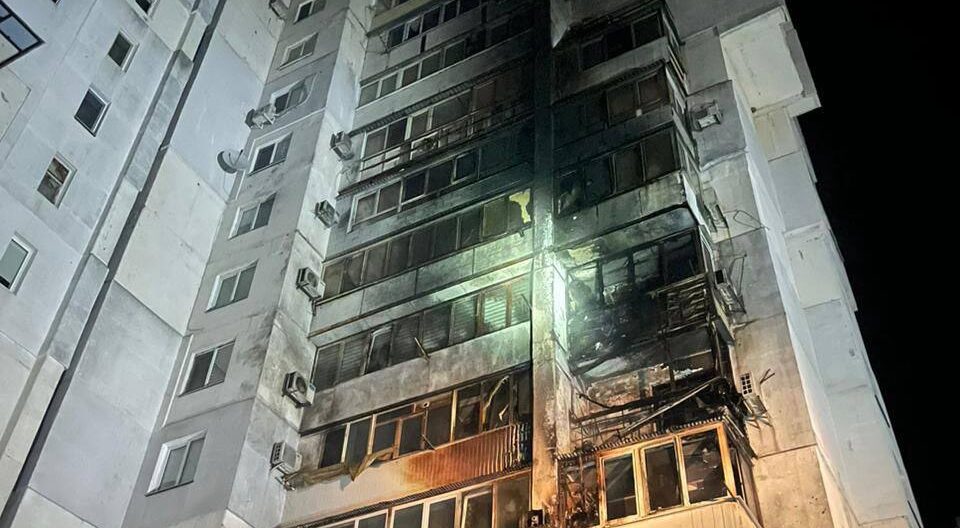 Чотиригодинний терор Одещини дронами: у Чорноморську спалахнули три поверхи будинку