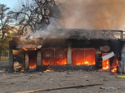 Окупанти обстріляли пошту на Донеччині: загинули двоє молодих людей  