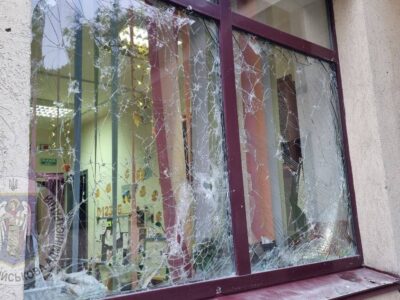 Війська рф пошкодили дитячий садок у Києві  