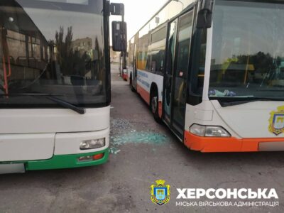 Армія рф проти українських автобусів: росіяни обстріляли комунальне транспортне підприємство в Херсоні  