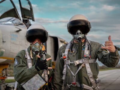 Бомбив ворога на Зміїному, пережив влучання ракети і зіткнення з лелекою, потрапив у кіно: історія льотчика Віктора  