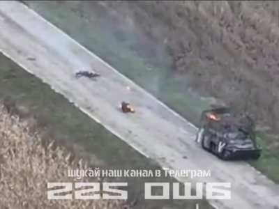 Вогняна екстракція — наші дронарі показали, як уражений російський БТР позбавляється палаючого десанту   