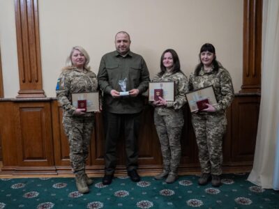 Міністр оборони нагородив захисниць, які збили ракету Х-101  