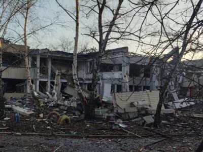 Авіаудар по Костянтинівці: 6 поранених та пожежа в освітньому закладі  