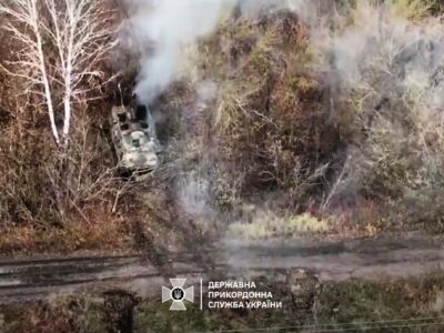 Прикордонники показали останні миті російського БТР перед повним знищенням  