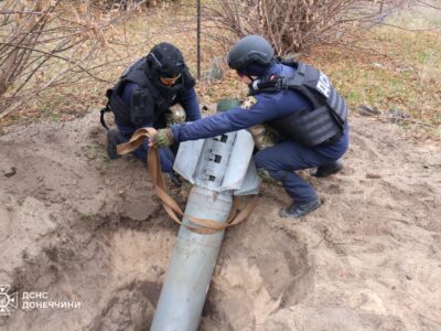 На Донеччині посеред двору дістали величезний фрагмент «Смерчу»  