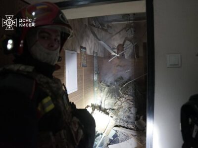Ракетний удар по Києву: в Печерському районі горить п’ятиповерхівка  