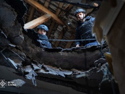 Шматок ракети застряг у багатоповерхівці в центрі Києві: що відомо  