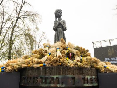 Україна запалює свічки пам’яті: Президент закликав пам’ятати жертв Голодоморів  