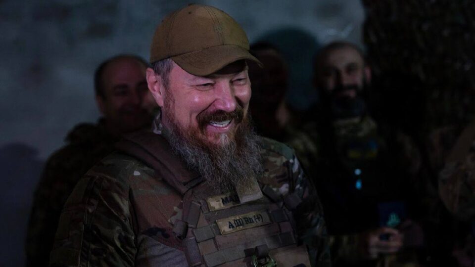 Головнокомандувач ЗСУ вручив Роберту «Мадяру» Бровді нагрудний знак  