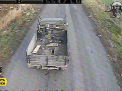 Армії рф проїзд заборонено — на Курщині наші дронарі виписують вогняні штрафи російським порушникам  