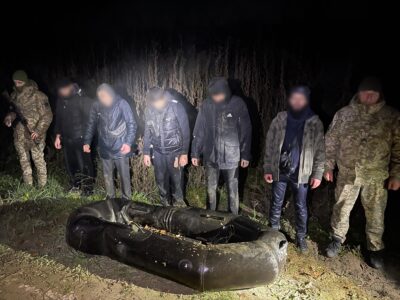 Хто у човен, хто під нього: п’ять чоловіків намагалися підкорити Тису на двомісному плавзасобі  