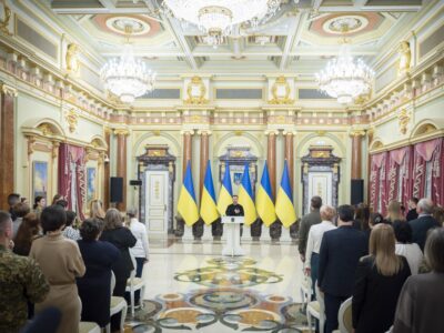 Президент вручив 30 сертифікатів на квартири Героям України та рідним загиблих Героїв  