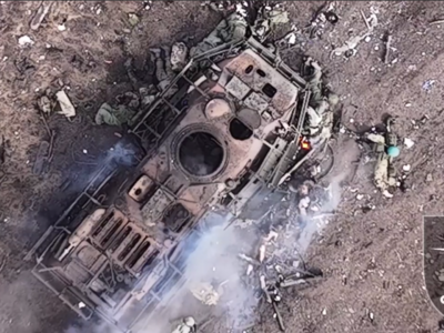 Братська могила навколо БТРа — наші дронарі додали трупів у пейзаж  